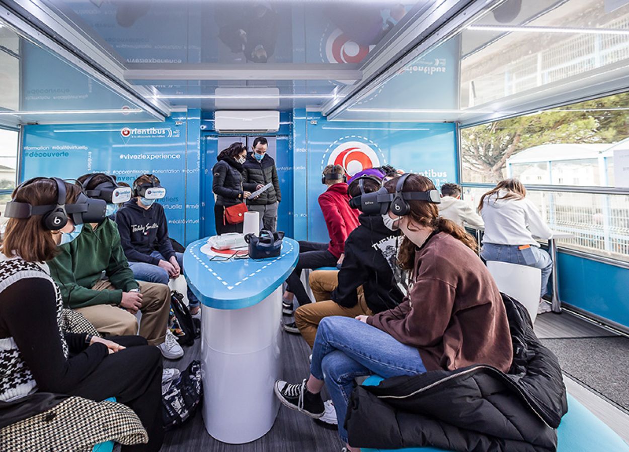 Jeunes en train de tester la solution de l'orientibus