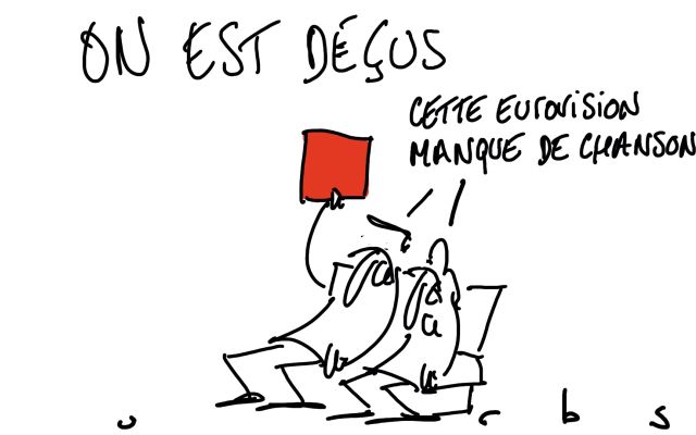 Deux personnages disent que l'événement manque de chansons